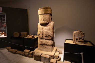 UNESCO 'nun Tiwanaku Dünya Mirası Alanı, Bolivya' daki La Paz kasabası yakınlarındaki İnka öncesi medeniyetin mezar taşlarını gösteren müze sergisi 
