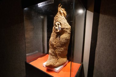 UNESCO 'nun Tiwanaku Dünya Mirası Alanı, Bolivya' daki La Paz kasabası yakınlarındaki İnka öncesi medeniyetin mezar taşlarını gösteren müze sergisi 