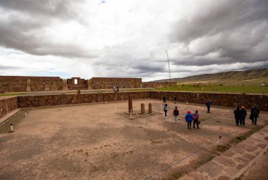 UNESCO 'nun Tiwanaku Dünya Mirası Bölgesi Bolivya' daki La Paz yakınlarındaki İnka öncesi bir kasabadaki yeraltı tapınağının mezar taşlarını gösteriyor. 