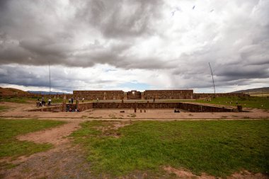 UNESCO 'nun Tiwanaku Dünya Mirası Bölgesi Bolivya' daki La Paz yakınlarındaki İnka öncesi bir kasabadaki yeraltı tapınağının mezar taşlarını gösteriyor. 