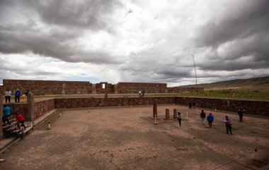 UNESCO 'nun Tiwanaku Dünya Mirası Bölgesi Bolivya' daki La Paz yakınlarındaki İnka öncesi bir kasabadaki yeraltı tapınağının mezar taşlarını gösteriyor. 