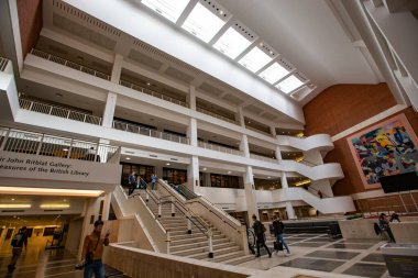 LONDON, İngiltere - Ekim 2019: British Library 'nin İçi, The King' s Library sergi salonu, Londra, İngiltere