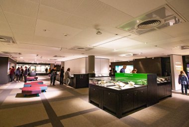 LONDON, İngiltere - Ekim 2019: British Library 'nin İçi, The King' s Library sergi salonu, Londra, İngiltere