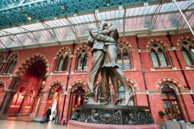 LONDON, İngiltere - Ekim 2020: St. Pancras Uluslararası Tren İstasyonu, Londra 'daki Toplantı Yeri Heykeli