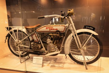KUALA TERENGANU, MALAYSIA - 5 Ekim 2025: 1961 tarihli eski model Harley Davidson motosikleti Malezya 'daki Terengganu Eyalet Müzesi
