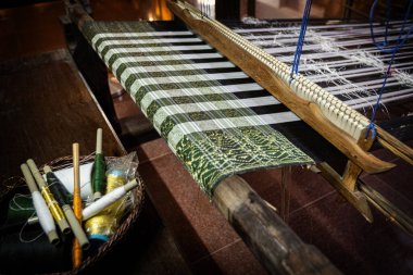 KUALA TERENGANU, MALAYSIA - 5 Ekim 2025: Malezya 'daki Terengganu Devlet Müzesi' nde geleneksel dokuma tezgahı