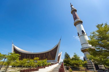 PADANG, INDONESIA - 30 Ekim 2025: Batı Sumatra Büyük Camii 'nin panoramik görünümü, Minangkabau Mimarisi Padang, Sumatra Endonezya