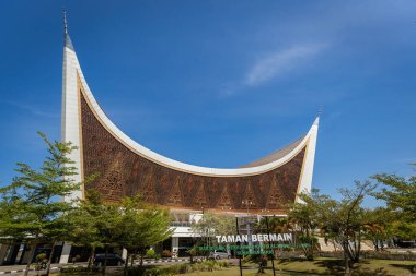 PADANG, INDONESIA - 30 Ekim 2025: Batı Sumatra Büyük Camii 'nin panoramik görünümü, Minangkabau Mimarisi Padang, Sumatra Endonezya