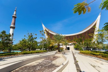 PADANG, INDONESIA - 30 Ekim 2025: Batı Sumatra Büyük Camii 'nin panoramik görünümü, Minangkabau Mimarisi Padang, Sumatra Endonezya
