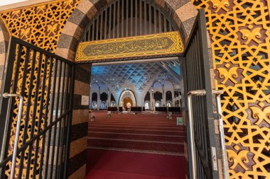 PADANG, INDONESIA - 30 Ekim 2025: Batı Sumatra 'nın Büyük Camii, Minangkabau Mimarisi ile Padang, Sumatra Endonezya' da namaz kılan insanlar