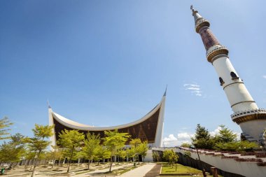 Batı Sumatra Büyük Camii 'nin panoramik manzarası, Minangkabau Mimarisi Padang, Sumatra Endonezya' da.