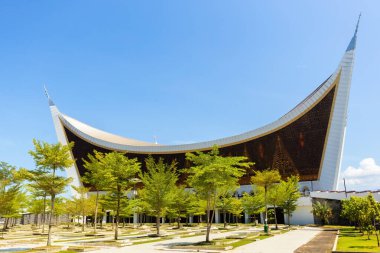 Batı Sumatra Büyük Camii 'nin panoramik manzarası, Minangkabau Mimarisi Padang, Sumatra Endonezya' da.
