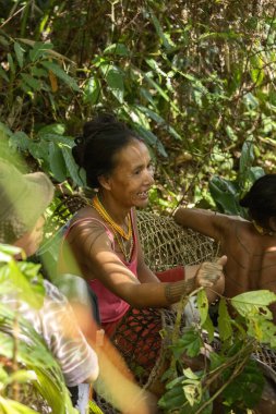 SIBERUT, INDONEZYA - 5 Kasım 2025: Siberut Adası Batı Sumatra Endonezya 'daki ormanda Mentawai kadınları
