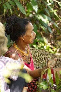 SIBERUT, INDONEZYA - 5 Kasım 2025: Siberut Adası Batı Sumatra Endonezya 'daki ormanda Mentawai kadınları