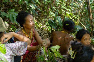 SIBERUT, INDONEZYA - 5 Kasım 2025: Siberut Adası Batı Sumatra Endonezya 'daki ormanda Mentawai kadınları