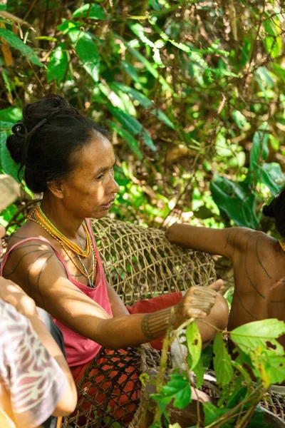 SIBERUT, INDONEZYA - 5 Kasım 2025: Siberut Adası Batı Sumatra Endonezya 'daki ormanda Mentawai kadınları