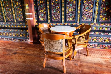 BUKINGGI, INDONESIA - 10 Kasım 2025: Bukittinggi West Sumatra 'daki King' s Palace Istano Basa Pagaruyung King 'in resepsiyon odası detayları 