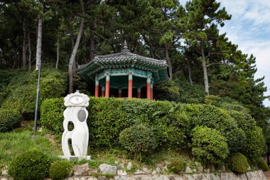 Busan Güney Kore parkında geleneksel çardak.