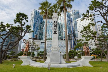 BUSAN, Güney Kore - 15 Ekim 2025: Busan Güney Kore 'de Haeundae sahilindeki anıt