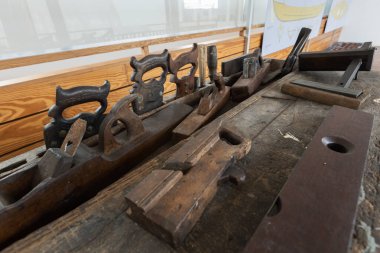 AZORES, PORTUGAL - 15 Nisan 2024: Santa Cruz das Flores, Azores Portekiz 'deki Fabrica da Baleia do Boqueirao Müzesi' nde sergilenen balina endüstrisi araçları