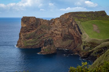 Yeşil tepeler ve uçurum Azores adalarının inanılmaz doğası Portekiz