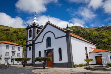 AZORES, PORTUGAL - 15 Nisan 2024: St. Jorge Adası, Azores, Portekiz 'de tipik beyaz duvarlı kilise