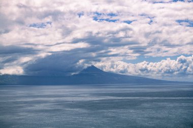 Pico adası yanardağının inanılmaz manzarası bulutlarda yükseliyor Azores Portekiz