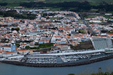 Angra do Heroismo 'nun Terceira Adası' ndaki hava manzarası, Azores, Portekiz 'deki renkli çatılar, kıyı şeridi ve bereketli volkanik manzaraları gözler önüne seriyor.