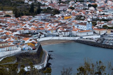 Angra do Heroismo 'nun Terceira Adası' ndaki hava manzarası, Azores, Portekiz 'deki renkli çatılar, kıyı şeridi ve bereketli volkanik manzaraları gözler önüne seriyor.