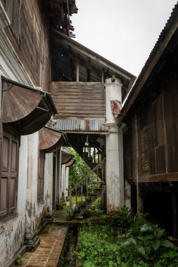 PAPAN, MALAYSIA - 10 Kasım 2025: Tahta pencereler, balkon ve merdiven Rumah Besar Raja Billah, Papan Heritage köyündeki tarihi ev 
