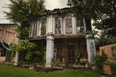 PAPAN, MALAYSIA - 10 Kasım 2025: Perak Malezya 'daki Papan Mirası köyündeki terk edilmiş eski Çin evi cephesi
