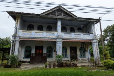 PAPAN, MALAYSIA - 10 Kasım 2025: Perak Malezya 'daki Papan Mirası köyündeki terk edilmiş eski Çin evi cephesi