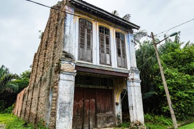 PAPAN, MALAYSIA - 10 Kasım 2025: Perak Malezya 'daki Papan Mirası köyündeki terk edilmiş eski Çin evi cephesi