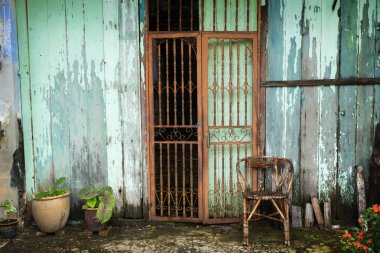 Papan Heritage köyü Perak Malezya 'daki terk edilmiş Çin evindeki paslı metal kapı.