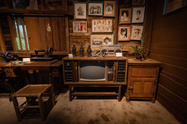 PAPAN, MALAYSIA - 10 Kasım 2025: Eski Çin evinin eski fotoğrafları, müzik çalar, TV ve heykelcikleri, Papan Heritage Village, Perak, Malezya 'da oturma odası