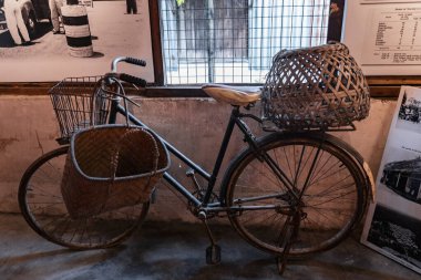 PAPAN, MALAYSIA - 10 Kasım 2025: Papan Heritage köyü Perak Malezya 'daki ev müzesinde rafta duran eski paslı antika bir bisiklet