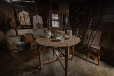 PAPAN, MALAYSIA - 10 Kasım 2025: Papan Miras Köyü Perak Malezya 'daki geleneksel Çin evindeki eski mutfak veri tabanı ve aletleri