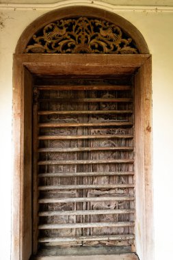 Papan Mirası Köyü 'ndeki tarihi ev Rumah Besar Raja Billah' ın tahta pencereleri. 