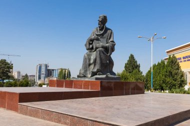 PANJAKENT, TAJIKISTAN - 30 Ağustos 2025: Pers şairi Ebu Abdullah Rudaki 'nın Anıtı Panjakent, Tacikistan' daki tarihi müzenin önünde