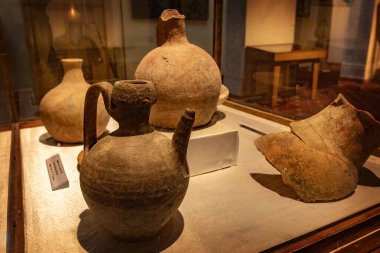 PANJAKENT, TAJIKISTAN - 30 Ağustos 2025: Panjakent Tacikistan 'daki Tarihi Rudaki müzesinde antika seramik koleksiyonu