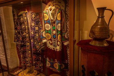 PANJAKENT, TAJIKISTAN - 30 Ağustos 2025: Panjakent Tacikistan 'daki Rudaki Tarih Müzesinde Geleneksel Tacik ulusal kostümü