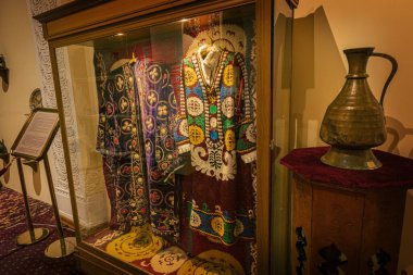 PANJAKENT, TAJIKISTAN - 30 Ağustos 2025: Panjakent Tacikistan 'daki Rudaki Tarih Müzesinde Geleneksel Tacik ulusal kostümü