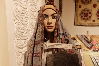 PANJAKENT, TAJIKISTAN - 30 Ağustos 2025: Panjakent Tacikistan 'daki Rudaki Tarih Müzesinde Geleneksel Tacik ulusal kostümü