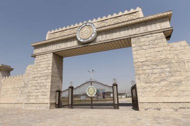 PANJAKENT, TAJIKISTAN - 30 Ağustos 2025: Tacikistan 'daki Sarazm Arkeoloji sahasına giriş kapısı