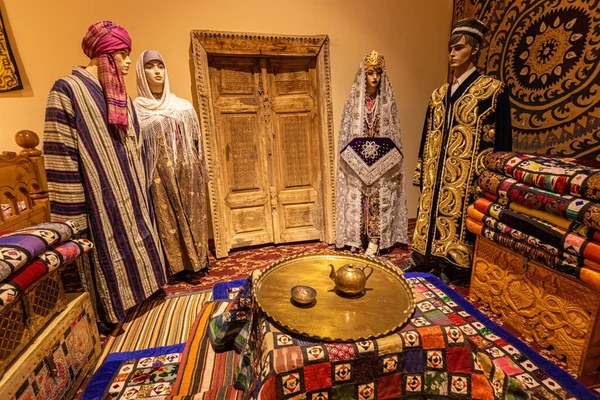 PANJAKENT, TAJIKISTAN - 30 Ağustos 2025: Panjakent, Tacikistan 'daki Rudaki Tarih Müzesinde geleneksel çift gelinliği