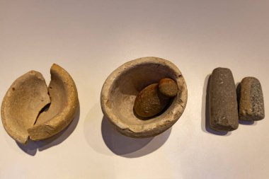 Sarazm Tacikistan 'ın tarihi müzesindeki Sarazm Arkeoloji sahasında binlerce yıllık antik seramik koleksiyonu