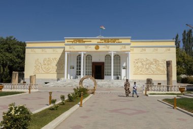 PANJAKENT, TAJIKISTAN - 30 Ağustos 2025: Panjakent, Tacikistan 'daki Rudaki Tarih Müzesi' nin önü