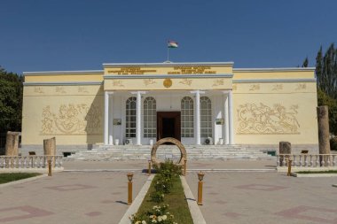 PANJAKENT, TAJIKISTAN - 30 Ağustos 2025: Panjakent, Tacikistan 'daki Rudaki Tarih Müzesi' nin önü