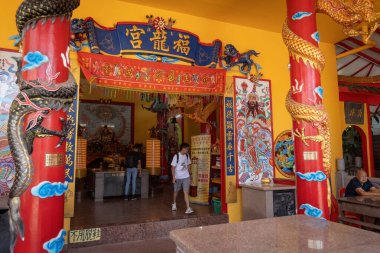 PALAU KETAM, MALAYSIA - 30 Kasım 2025: Pulau Ketam, Malezya 'da yeşil çatılı ve süslü kırmızı sütunlu geleneksel Çin tapınağı