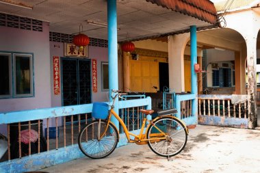 PALAU KETAM, MALAYSIA - 30 Kasım 2025: Pulau Ketam balıkçı köyü Malezya 'daki evin yakınına park edilmiş bisiklet